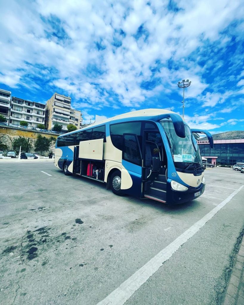 Autobusi i Kenga Bus me bagazhet e hapura para terminalit të Sarandës